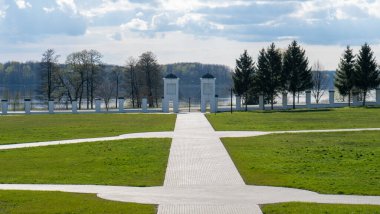Letonya 'daki Majestic Aglona Katedrali. Beyaz Chatolic Kilisesi Bazilikası. Güneşli Bahar Günü Mavi Gökyüzü ve Beyaz Bulutlar. Letonya 'nın en önemli Katolik Ruhsal Merkezlerinden biri.