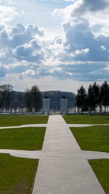 Letonya 'daki Majestic Aglona Katedrali. Beyaz Chatolic Kilisesi Bazilikası. Güneşli Bahar Günü Mavi Gökyüzü ve Beyaz Bulutlar. Letonya 'nın en önemli Katolik Ruhsal Merkezlerinden biri.
