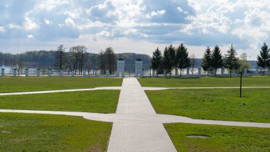 Letonya 'daki Majestic Aglona Katedrali. Beyaz Chatolic Kilisesi Bazilikası. Güneşli Bahar Günü Mavi Gökyüzü ve Beyaz Bulutlar. Letonya 'nın en önemli Katolik Ruhsal Merkezlerinden biri.