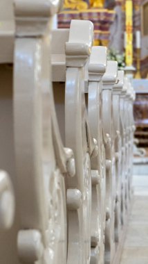 Letonya, Aglona Katolik Kilisesi 'ndeki ahşap banklar. Katolik tapınağı koltukları, bulanık arka plan. Dini geçmiş. İlahi ışık, zarafet, umut kavramı