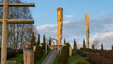 Aglona, Letonya 'daki King Hill Heykel Parkı. Tanrı' nın anısına ahşap heykellerden yapılmış güzel bir doğa parkı.