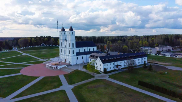 拉脱维亚的Aglona主教座堂 白沙多教堂 阳光明媚的春天 蓝天白云 拉脱维亚最重要的天主教精神中心之一 — 图库照片