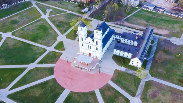 空中からの眺めラトビアの雄大なアゴナ大聖堂 ホワイト カトリック教会 晴れ春の日青空と白い雲 ラトビアで最も重要なカトリックの霊的センターの一つ — ストック写真