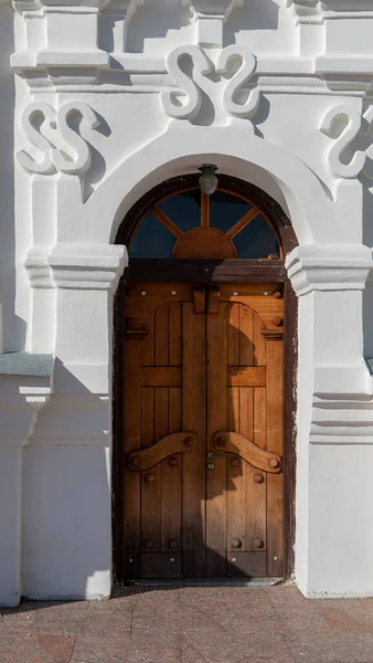 Antiguo Portal Iglesia Gótica Tallada Iglesia Puerta Madera Grandes Puertas — Foto de Stock
