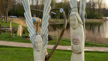 Aglona, Letonya 'daki King Hill Heykel Parkı. Tanrı' nın anısına ahşap heykellerden yapılmış güzel bir doğa parkı.