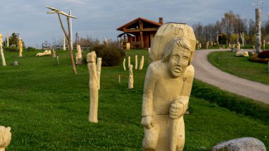 Aglona, Letonya 'daki King Hill Heykel Parkı. Tanrı' nın anısına ahşap heykellerden yapılmış güzel bir doğa parkı.