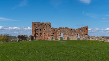 Ludza Ortaçağ Kalesi, Büyük Ludza Gölü ile Küçük Ludza Gölü arasındaki bir tepede. Letonya 'daki Antik Kale' nin kalıntıları. Güneşli Bahar Da
