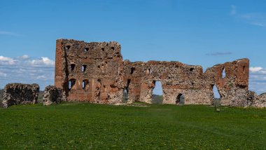 Ludza Ortaçağ Kalesi, Büyük Ludza Gölü ile Küçük Ludza Gölü arasındaki bir tepede. Letonya 'daki Antik Kale' nin kalıntıları. Güneşli Bahar Da