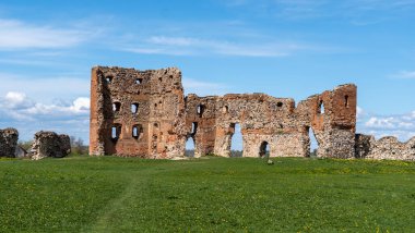 Ludza Ortaçağ Kalesi, Büyük Ludza Gölü ile Küçük Ludza Gölü arasındaki bir tepede. Letonya 'daki Antik Kale' nin kalıntıları. Güneşli Bahar Da