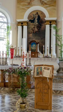 LUDZA, LATVIA MAYIS 3, 2020: Ludza, Letonya 'daki Roma Katolik Kilisesi. Eski Bir Kilisenin İçinin Deatail 'i.