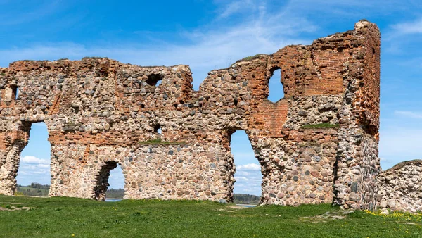 Ruinas Del Castillo Medieval Ludza Una Colina Entre Lago Grande — Foto de Stock