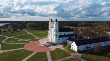 Letonya 'daki Görkemli Aglona Katedrali. Beyaz Chatolic Kilisesi Bazilikası. Güneşli Bahar Günü Mavi Gökyüzü ve Beyaz Bulutlar. Letonya 'nın en önemli Katolik Ruhsal Merkezlerinden biri.