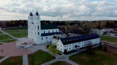 Letonya 'daki Görkemli Aglona Katedrali. Beyaz Chatolic Kilisesi Bazilikası. Güneşli Bahar Günü Mavi Gökyüzü ve Beyaz Bulutlar. Letonya 'nın en önemli Katolik Ruhsal Merkezlerinden biri.