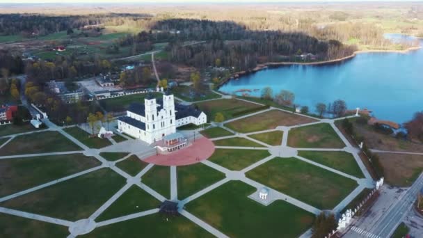 Letonya Daki Görkemli Aglona Katedrali Beyaz Chatolic Kilisesi Bazilikası Güneşli — Stok video