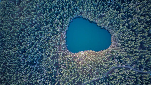 Вид с воздуха на Дьявольское озеро Велнезерс, Кортокс или озеро Чорток. Прозрачное озеро Велнезерс находится на глубине 17 метров и расположено в Латгалии, Латгалия
 .
