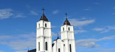 Letonya 'daki Majestic Aglona Katedrali. Beyaz Chatolic Kilisesi Bazilikası. Letonya 'nın en önemli Katolik Ruhsal Merkezlerinden biri.. 