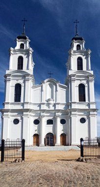 Letonya, Ludza 'daki Roma Katolik Kilisesi manzarası. Güneşli Bahar Günü