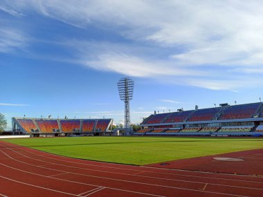 Riga, Letonya 'daki Daugava Stadyumu Tribünlerinde Panorama View Boş Koltuklar. Boş Stadyumda Boş Sandalye.