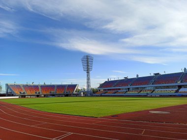 Riga, Letonya 'daki Daugava Stadyumu Tribünlerinde Panorama View Boş Koltuklar. Boş Stadyumda Boş Sandalye.