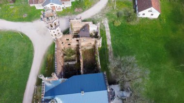 Letonya 'daki Odzienas Kalesi' nin Havadan Fotoğrafı, Avrupa 'nın Güneşli Baharı, Kırsal Bölgede Ahenk İçinde Seyahat Konsepti. Antik Kale 'nin Ayrıntıları.