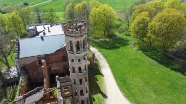 Letonya 'daki Odzienas Kalesi' nin Havadan Fotoğrafı, Avrupa 'nın Güneşli Baharı, Kırsal Bölgede Ahenk İçinde Seyahat Konsepti. Antik Kale 'nin Ayrıntıları.