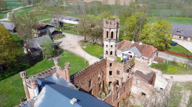 Letonya 'daki Odzienas Kalesi' nin Havadan Fotoğrafı, Avrupa 'nın Güneşli Baharı, Kırsal Bölgede Ahenk İçinde Seyahat Konsepti. Antik Kale 'nin Ayrıntıları.