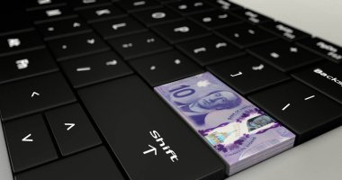 Kanada 10 dolar düğme üstünde laptop klavye.