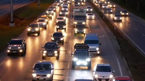 Viele Autos Kehren Nach Neujahr Die Großstadt Zurück — Stockvideo