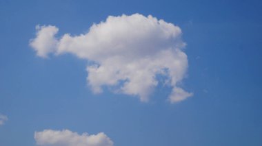 Birçok bulutlu öğleden sonra mavi gökyüzü arka plan