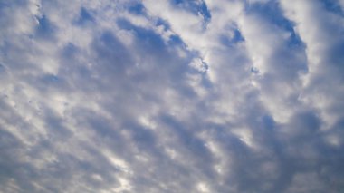 Birçok bulutlu öğleden sonra mavi gökyüzü arka plan