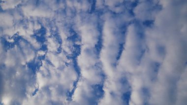 Birçok bulutlu öğleden sonra mavi gökyüzü arka plan