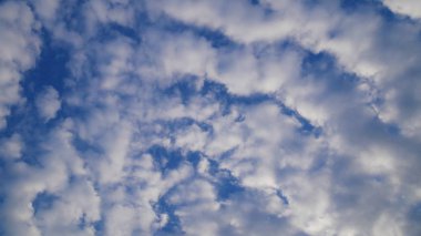 Birçok bulutlu öğleden sonra mavi gökyüzü arka plan