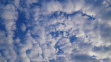 Birçok bulutlu öğleden sonra mavi gökyüzü arka plan