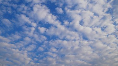 Birçok bulutlu öğleden sonra mavi gökyüzü arka plan