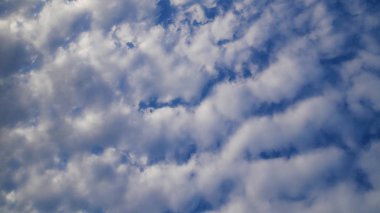 Birçok bulutlu öğleden sonra mavi gökyüzü arka plan