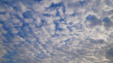 Birçok bulutlu öğleden sonra mavi gökyüzü arka plan