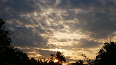 Atmosfer Akşam turuncu gökyüzü arka plan birçok bulutlar ile.