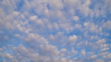 Birçok bulutlu öğleden sonra mavi gökyüzü arka plan