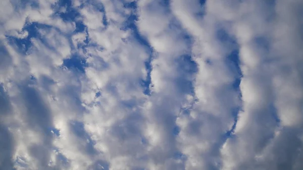 Fondo Azul Del Cielo Tarde Con Muchas Nubes — Foto de Stock