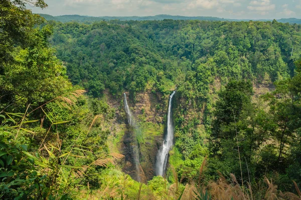 Der schöne Wasserfall — Stockfoto