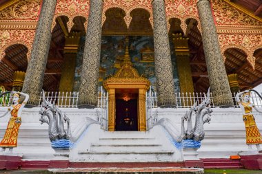 Tapınak ağacı gökyüzü altın renginde parlayabilir.