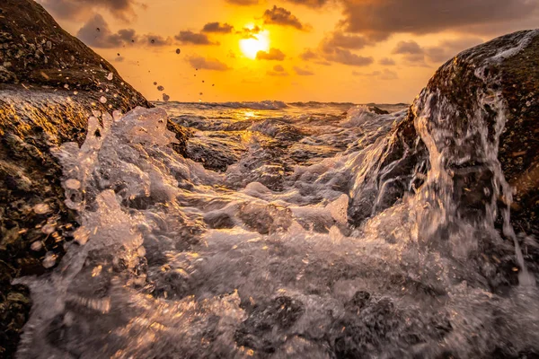 Gouttelettes de mer éclaboussure Vague brisant heures dorées coucher de soleil soleil — Photo