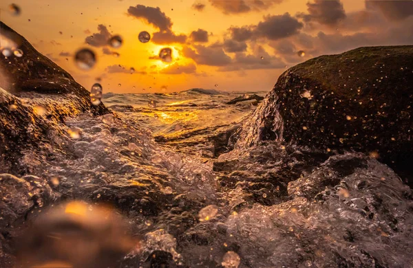 Gouttelettes de mer éclaboussure Vague brisant heures dorées coucher de soleil soleil — Photo