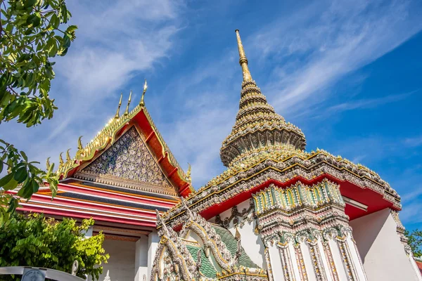 Tempelbaumhimmel könnte goldglänzenden Glauben friedlich vergolden — Stockfoto
