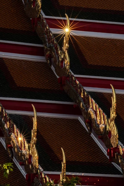 Tapınağın altın parıltısı huzur dolu çatısı - Stok İmaj