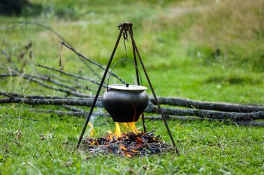 Kazan ateşin üzerinde.