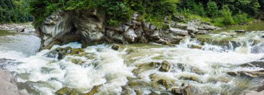 Yaremche 'de Şelale Probiy. Prut nehri üzerindeki Ukrayna Karpatlar 'da çağlayan şelale.