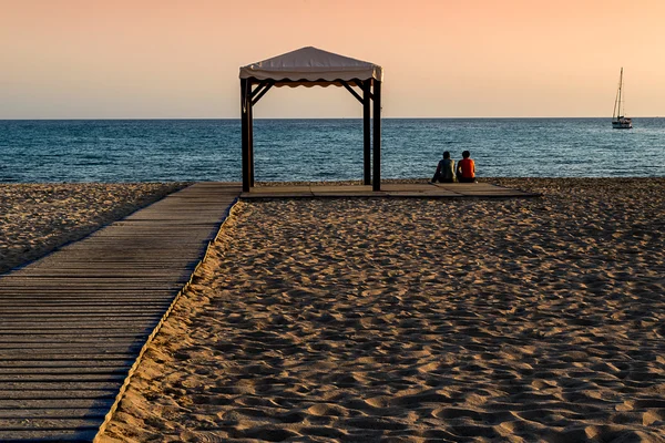 Dos chicos en una playa solitaria — Foto de Stock