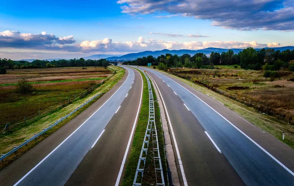 Open snelweg door pastoraal landschap — Stockfoto