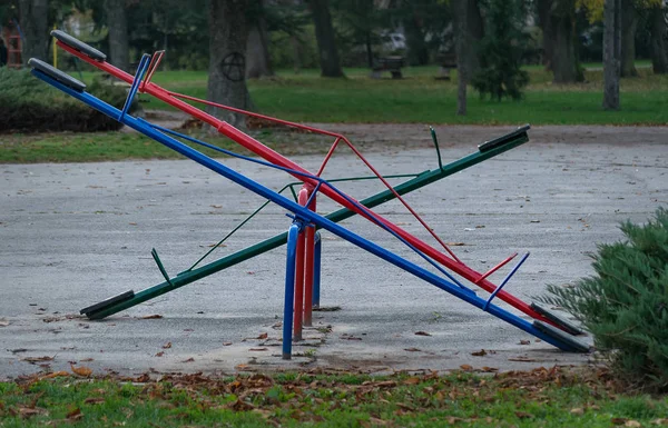 Гойдалки або teeter-totter — стокове фото